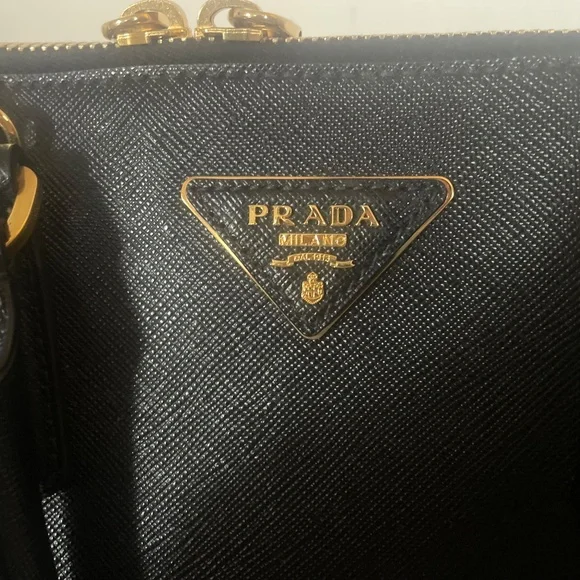 Prada Promenade Saffiano leather bag in black with gold-tone hardware - Picture 3 of 5